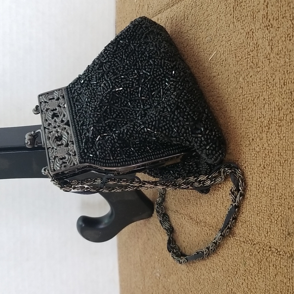 E'lan beaded purse with 10 in chain strap beautiful
